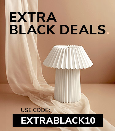 Imagem promocional dos Extra Black Deals com um candeeiro de mesa branco plissado sobre um fundo de tecido bege e o código de desconto “EXTRABLACK10