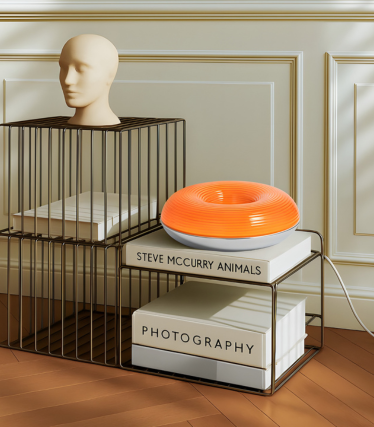 Candeeiro de mesa moderno Lindby em laranja vibrante num sistema de prateleiras decorativo.