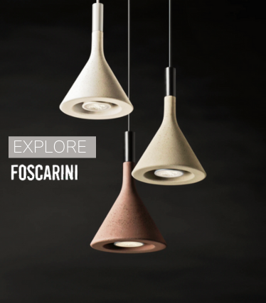 Três candeeiros suspensos minimalistas da Foscarini em cores naturais sobre um fundo escuro.